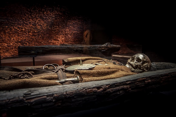 Escavações na Dinamarca levam à descoberta de um dos maiores machados Vikings - 1