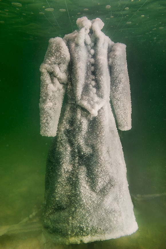 Veja o que acontece com um vestido após ser submerso no Mar Morto por 2 meses  - 2