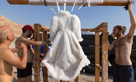 Veja o que acontece com um vestido após ser submerso no Mar Morto por 2 meses  - 4