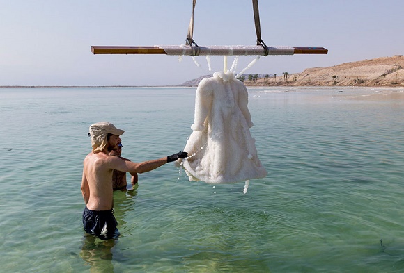 Veja o que acontece com um vestido após ser submerso no Mar Morto por 2 meses  - 3