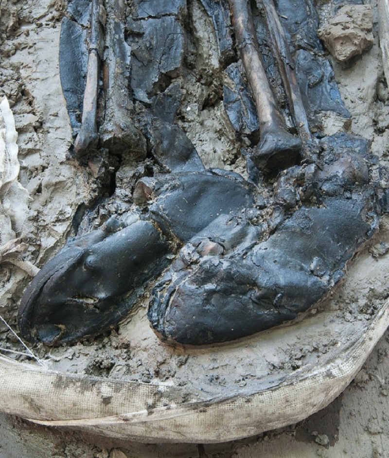 Esqueleto medieval é encontrado usando botas bem preservadas em Londres  - 1