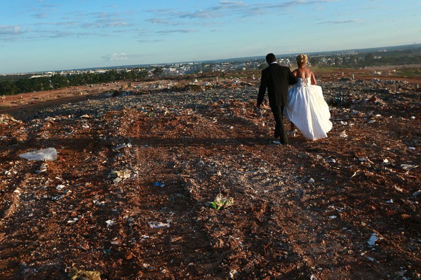 Casal transforma maior lixão da América Latina em cenário de casamento  - 3