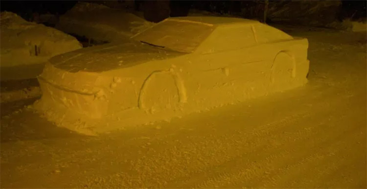 Policiais tentam multar carro e percebem que ele é feito de neve - 1