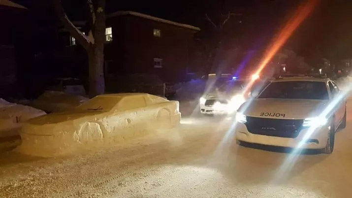 Policiais tentam multar carro e percebem que ele é feito de neve - 2