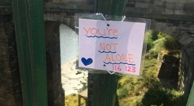 Jovem impede suicídios colocando mensagens de apoio em ponte - 1
