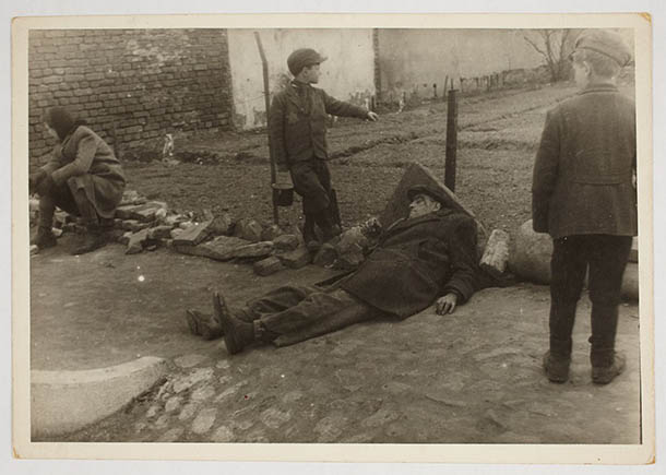 Negativos enterrados revelam cotidiano dos judeus poloneses na Segunda Guerra - 1