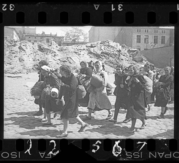 Negativos enterrados revelam cotidiano dos judeus poloneses na Segunda Guerra - 5