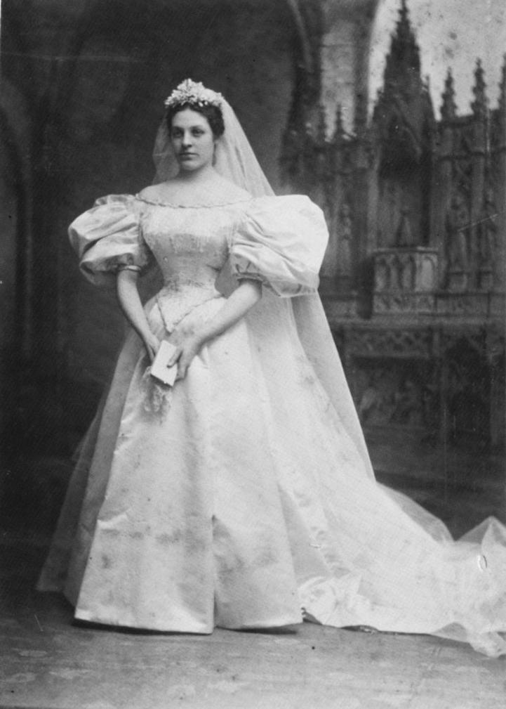 Ela foi a 11ª noiva da família a usar vestido de 122 anos - 2