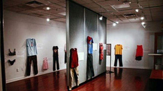 Exposição mostra roupa de mulheres que sofreram estupro - 1