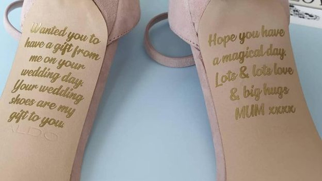 Noiva descobre mensagem de sua mãe, já falecida, escondida em seus sapatos de casamento - 2