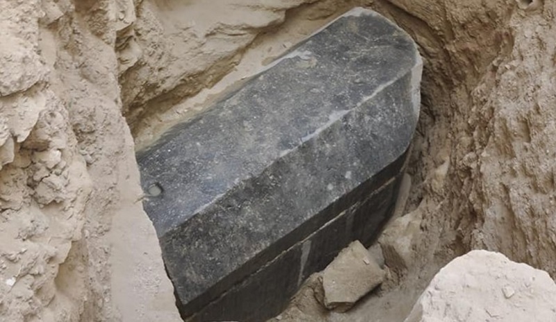 Fim do mistério: sarcófago de granito negro é aberto no Egito - 1