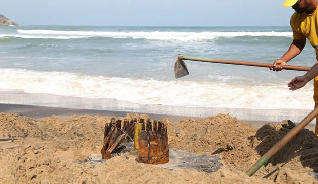 Barril misterioso é encontrado em praia do litoral de São Paulo - 1